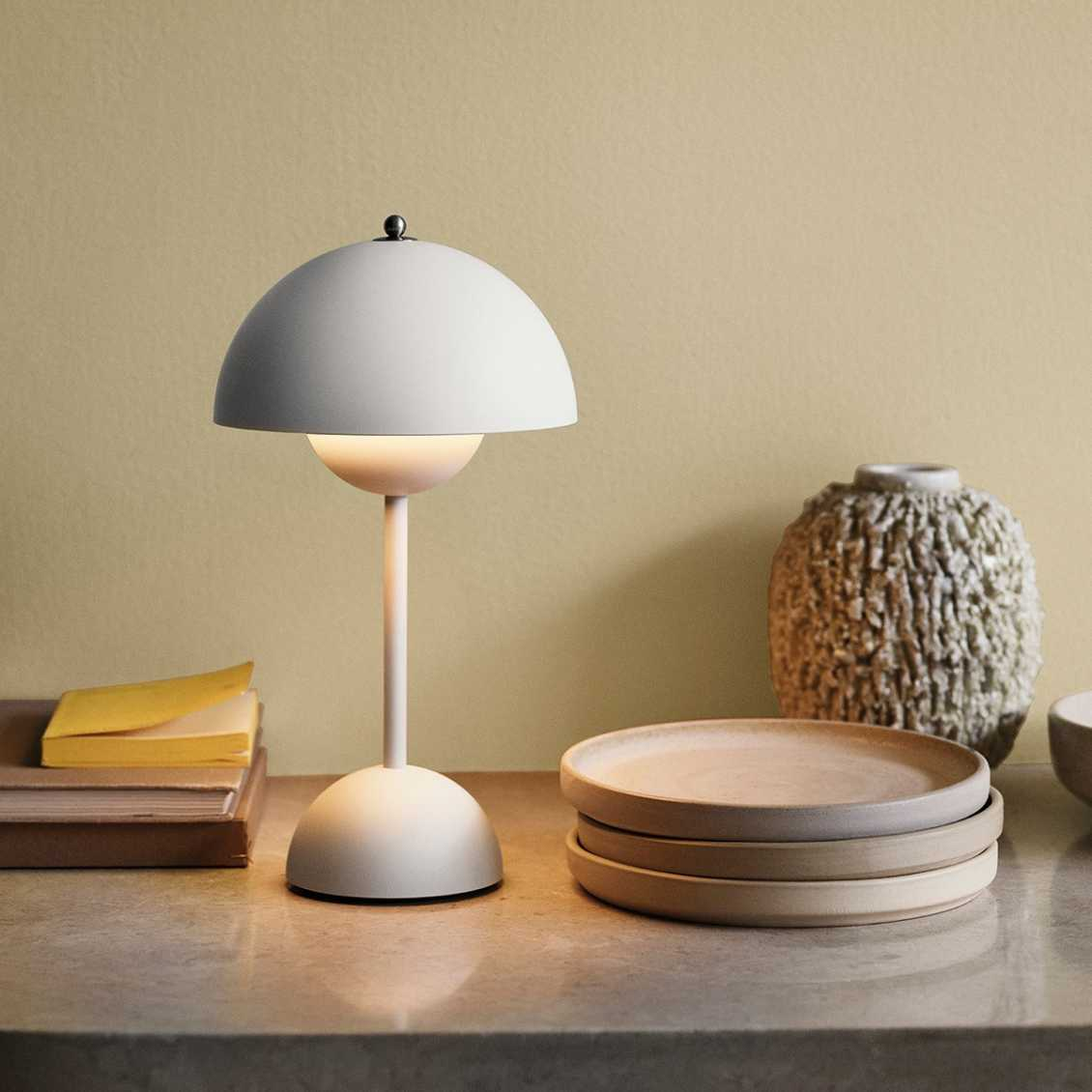 LunaGlow - Kabellose LED-Tischlampe im einzigartigen Retro-Schirmdesign